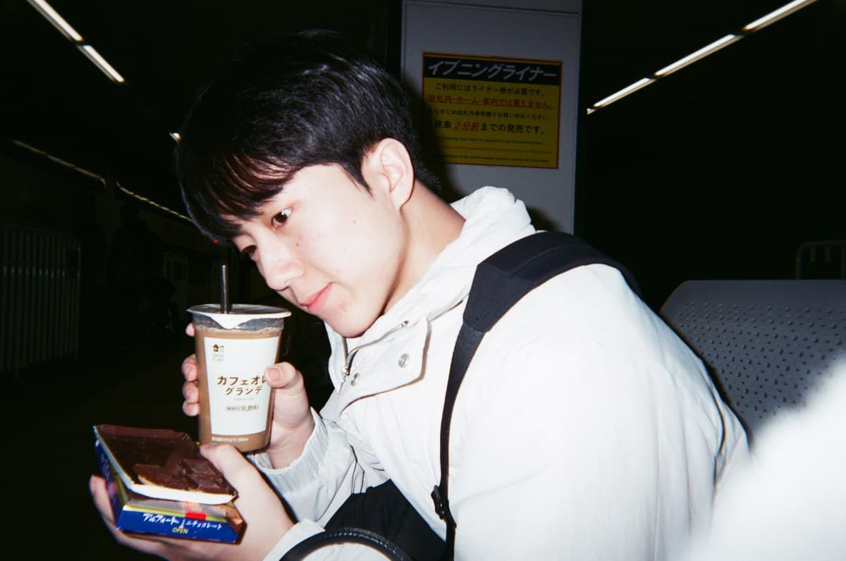 열차에서 음료를 들고 있는 박형진 사진